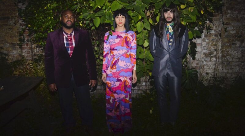 Khruangbin Announce 2025 U.S. ‘A La Sala’ Tour Dates