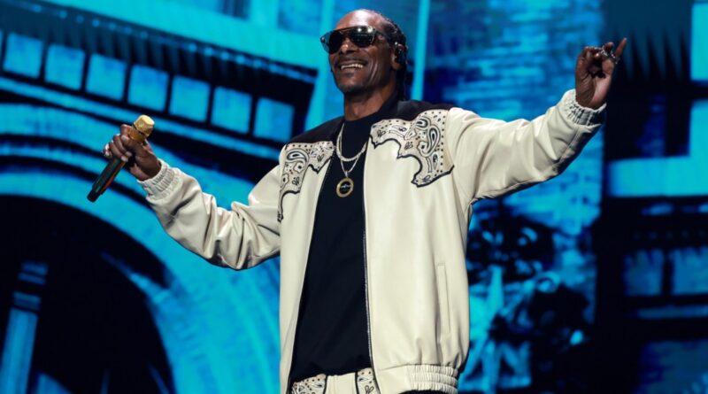 Snoop Dogg Delivers a Surprise Performance at Nashville Bar