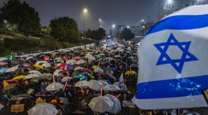 High court freezes gov’t decision to fire Shin Bet chief Bar; thousands rally against gov’t in Jerusalem