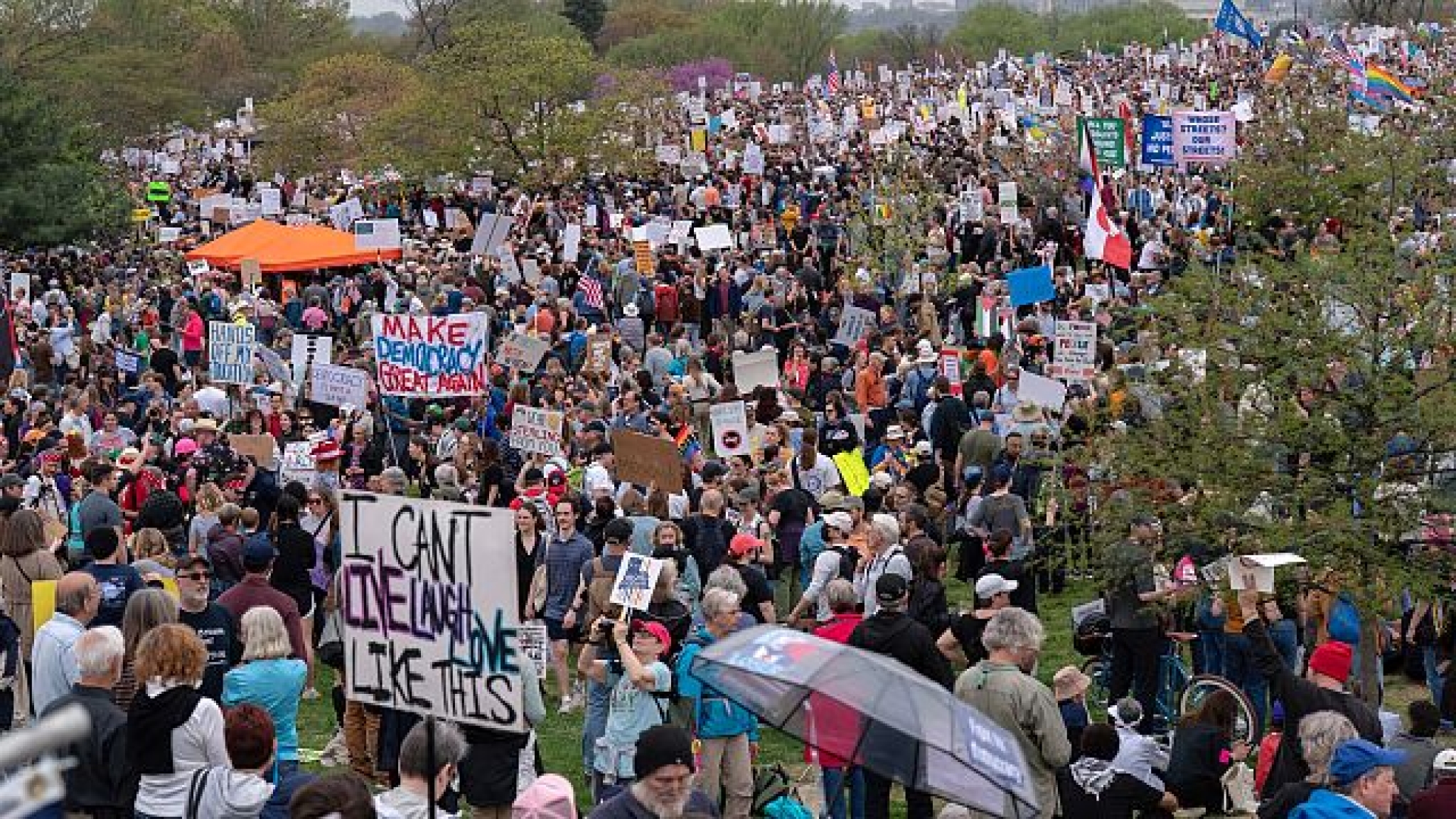 Tens of thousands take part in anti-Trump demonstrations in United States Tens of thousands take part in anti-Trump demonstrations in United States