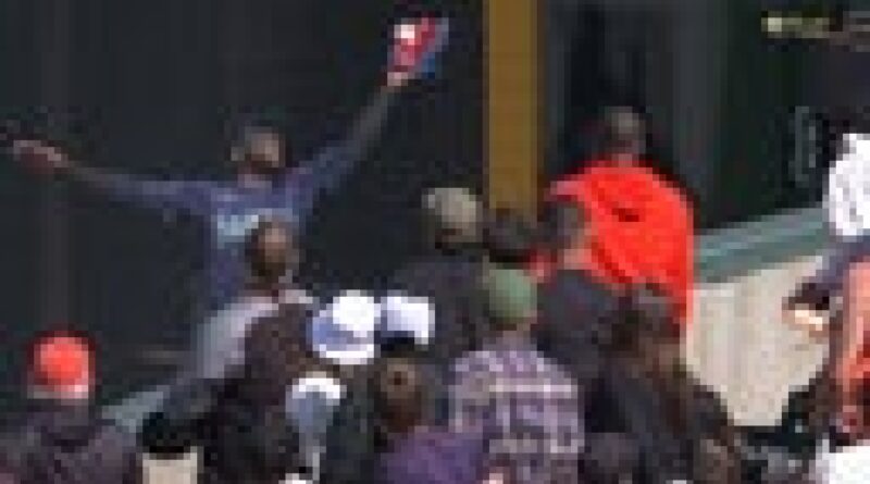 Mariners’ Victor Robles leaps over wall to make incredible catch against Giants