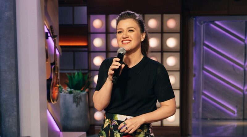 Kelly Clarkson Tells Fans She’s ‘Bummed’ Her Talk Show Stops Her From Touring During NJ Concert