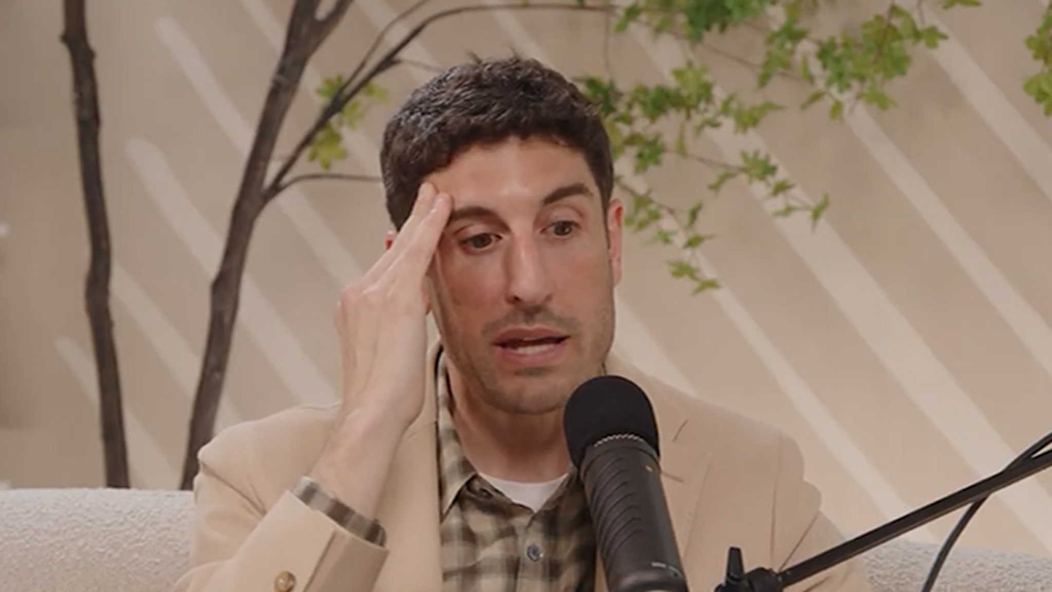Jason Biggs Describes Retrieving Cocaine From Stranger’s Trash Can on Street Jason Biggs Describes Retrieving Cocaine From Stranger’s Trash Can on Street