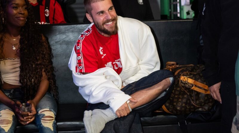 Justin Bieber Delivers Impromptu A Cappella Performance While Visiting ‘Baby’ Bowling Alley: Watch