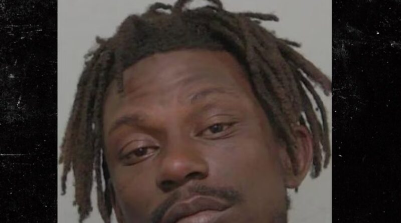 Naked Man Accused of Robbing Meat Market With Weapon